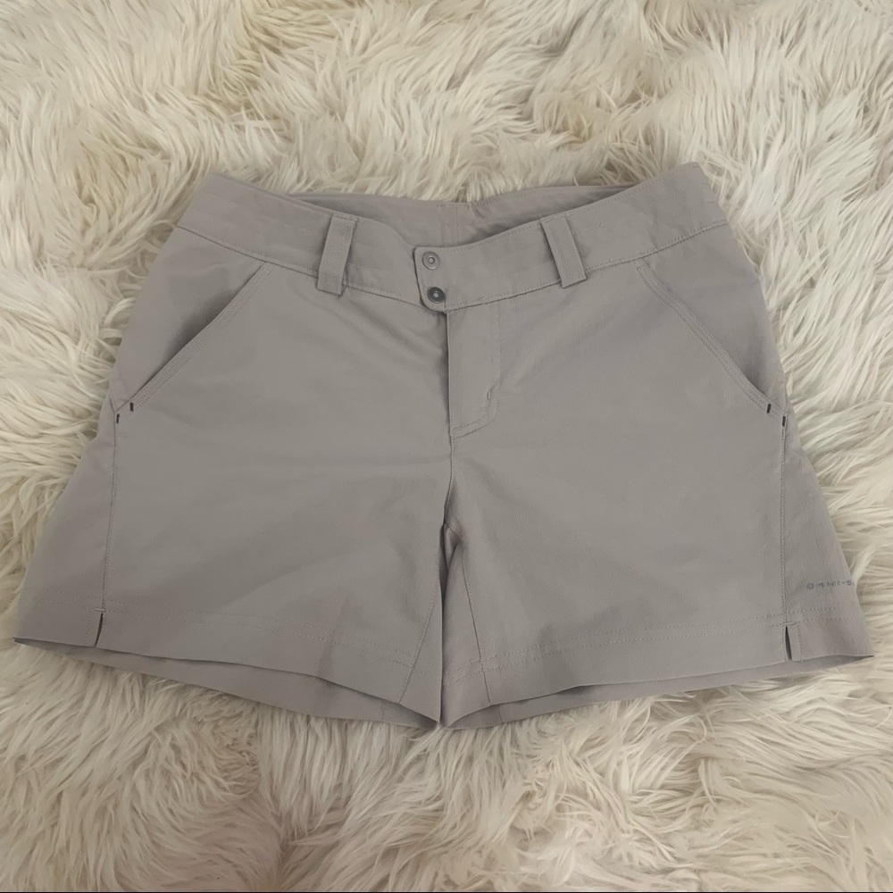 Columbia Titanium Omni Shade Shorts Hiking Cargo Shorts Khaki Women’s Size 6.